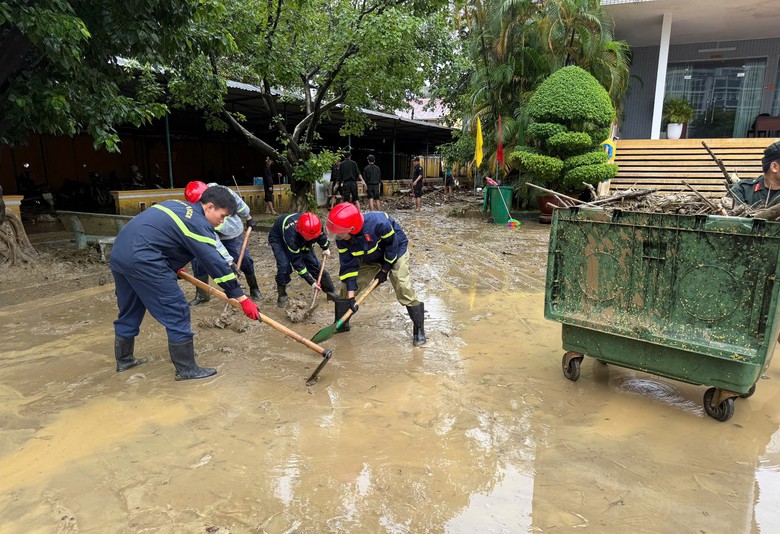 Hơn 8.000 người dọn dẹp bùn đất, rác thải, khắc phục hậu quả trận lũ lịch sử ở Huế- Ảnh 4. Hơn 8.000 người dọn dẹp bùn đất, rác thải, khắc phục hậu quả trận lũ lịch sử ở Huế- Ảnh 4.
