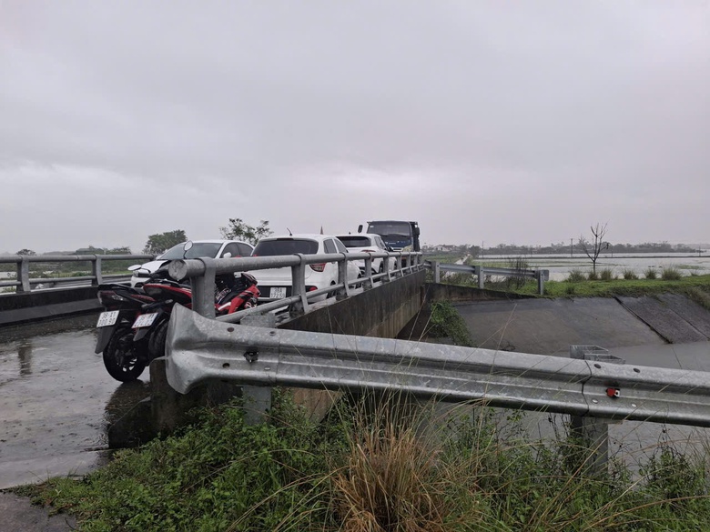 Mưa lũ bủa vây vùng hạ du hồ Kẻ Gỗ, nhiều thôn ngập sâu- Ảnh 3. Mưa lũ bủa vây vùng hạ du hồ Kẻ Gỗ, nhiều thôn ngập sâu- Ảnh 3.