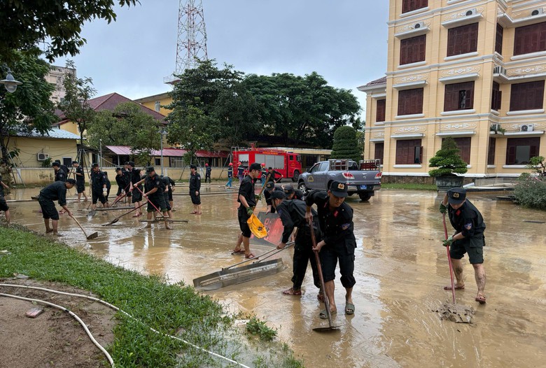 Hơn 8.000 người dọn dẹp bùn đất, rác thải, khắc phục hậu quả trận lũ lịch sử ở Huế- Ảnh 7. Hơn 8.000 người dọn dẹp bùn đất, rác thải, khắc phục hậu quả trận lũ lịch sử ở Huế- Ảnh 7.