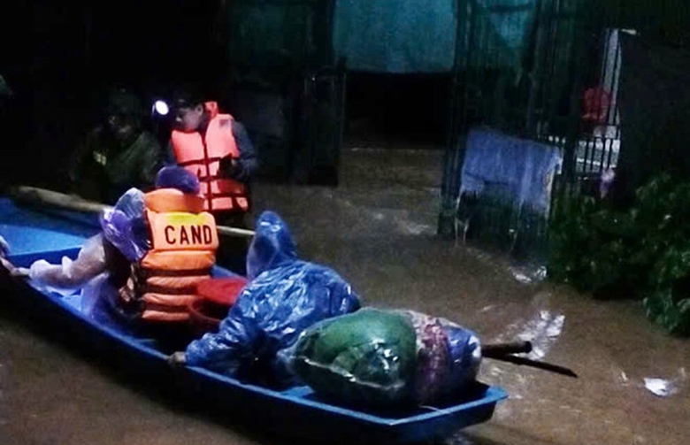 Mưa lũ bủa vây vùng hạ du hồ Kẻ Gỗ, nhiều thôn ngập sâu- Ảnh 4. Mưa lũ bủa vây vùng hạ du hồ Kẻ Gỗ, nhiều thôn ngập sâu- Ảnh 4.