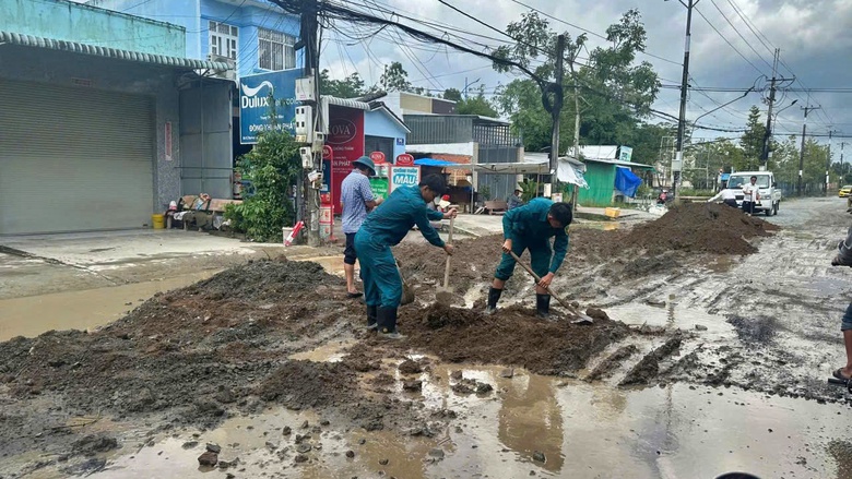 Khẩn trương sửa chữa tuyến đường Mậu Th&acirc;n bị xuống cấp ở C&agrave; Mau- Ảnh 7.
