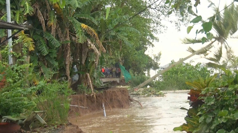 An Giang sạt lở d&agrave;i 150m chia cắt tuyến đường giao th&ocirc;ng n&ocirc;ng th&ocirc;n tại x&atilde; Mỹ H&ograve;a Hưng- Ảnh 2.