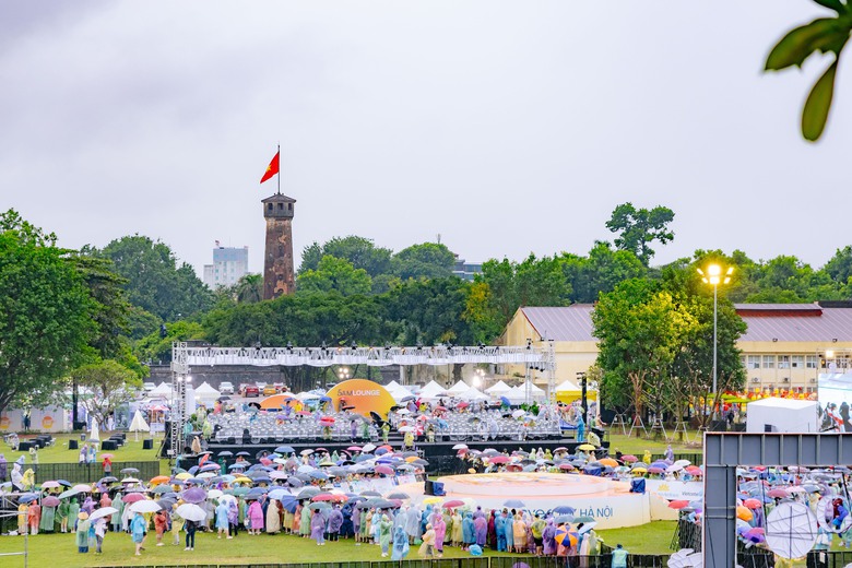 H&agrave;ng ngh&igrave;n kh&aacute;n giả đ&oacute;n b&igrave;nh minh c&ugrave;ng 5AM Concert- Ảnh 1.