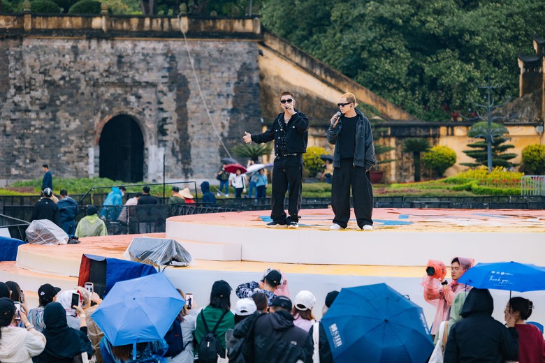 H&agrave;ng ngh&igrave;n kh&aacute;n giả đ&oacute;n b&igrave;nh minh c&ugrave;ng 5AM Concert- Ảnh 11.