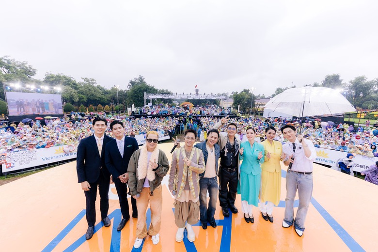 H&agrave;ng ngh&igrave;n kh&aacute;n giả đ&oacute;n b&igrave;nh minh c&ugrave;ng 5AM Concert- Ảnh 12.