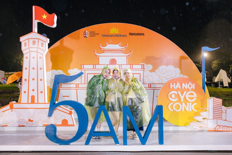 H&agrave;ng ngh&igrave;n kh&aacute;n giả đ&oacute;n b&igrave;nh minh c&ugrave;ng 5AM Concert- Ảnh 2.