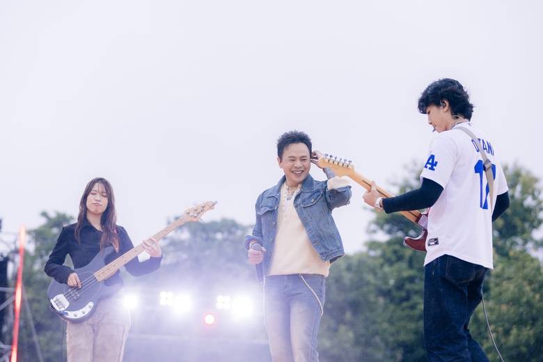 H&agrave;ng ngh&igrave;n kh&aacute;n giả đ&oacute;n b&igrave;nh minh c&ugrave;ng 5AM Concert- Ảnh 3.