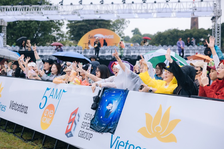 H&agrave;ng ngh&igrave;n kh&aacute;n giả đ&oacute;n b&igrave;nh minh c&ugrave;ng 5AM Concert- Ảnh 5.