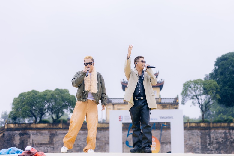 H&agrave;ng ngh&igrave;n kh&aacute;n giả đ&oacute;n b&igrave;nh minh c&ugrave;ng 5AM Concert- Ảnh 7.