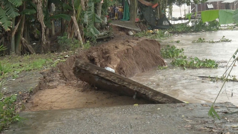An Giang sạt lở d&agrave;i 150m chia cắt tuyến đường giao th&ocirc;ng n&ocirc;ng th&ocirc;n tại x&atilde; Mỹ H&ograve;a Hưng- Ảnh 1.