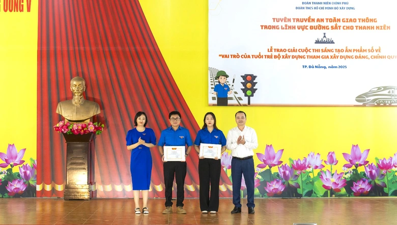 Tuổi trẻ Bộ Xây dựng lan tỏa văn hóa giao thông, bảo đảm an toàn đường sắt- Ảnh 4. Tuổi trẻ Bộ Xây dựng lan tỏa văn hóa giao thông, bảo đảm an toàn đường sắt- Ảnh 4.