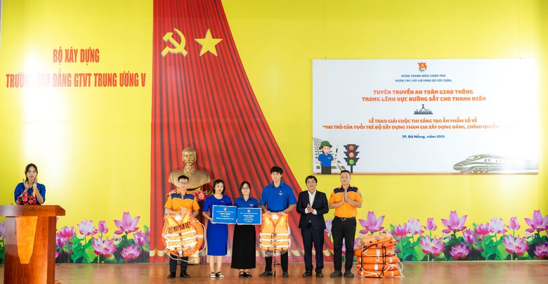 Tuổi trẻ Bộ Xây dựng lan tỏa văn hóa giao thông, bảo đảm an toàn đường sắt- Ảnh 7. Tuổi trẻ Bộ Xây dựng lan tỏa văn hóa giao thông, bảo đảm an toàn đường sắt- Ảnh 7.