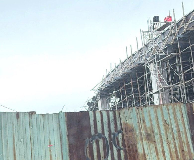 Sập gi&agrave;n gi&aacute;o tại Hải Ph&ograve;ng, 2 người chết, 1 người bị thương- Ảnh 1.