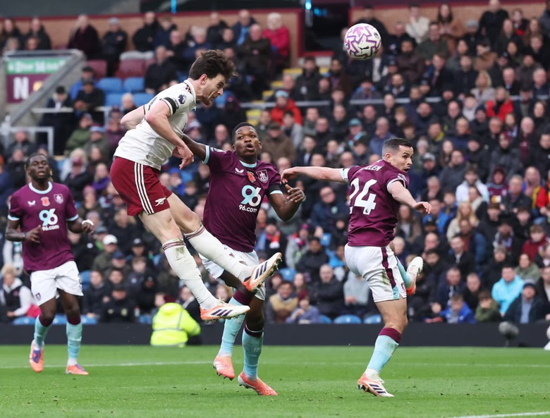 Thắng nhẹ Burnley, Arsenal giữ vững ng&ocirc;i đầu bảng Ngoại hạng Anh- Ảnh 2.