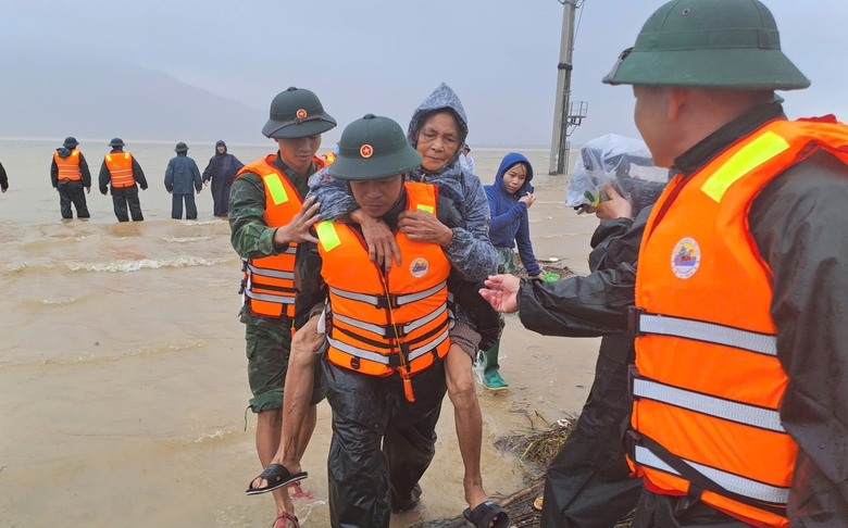 Lũ d&acirc;ng nhanh, hơn 4.000 nh&agrave; d&acirc;n ở H&agrave; Tĩnh bị ngập- Ảnh 1.