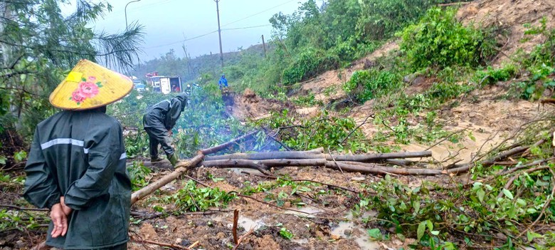 Mưa lớn gây sạt lở, ách tắc trên quốc lộ 12C qua Hà Tĩnh- Ảnh 1. Mưa lớn gây sạt lở, ách tắc trên quốc lộ 12C qua Hà Tĩnh- Ảnh 1.