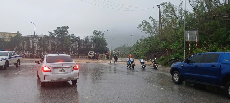 Mưa lớn gây sạt lở, ách tắc trên quốc lộ 12C qua Hà Tĩnh- Ảnh 2. Mưa lớn gây sạt lở, ách tắc trên quốc lộ 12C qua Hà Tĩnh- Ảnh 2.