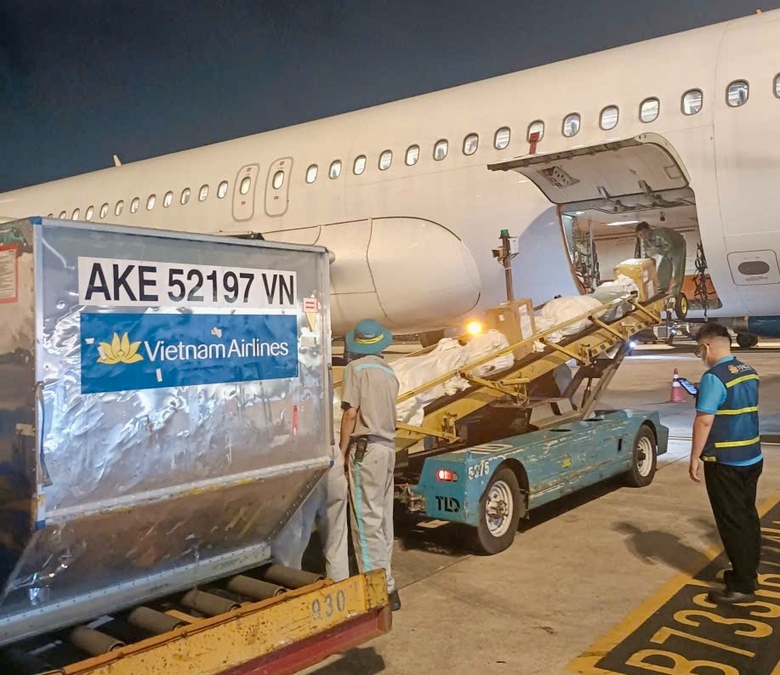 Những chuyến bay chở yêu thương hướng về miền Trung ruột thịt- Ảnh 1. Những chuyến bay chở yêu thương hướng về miền Trung ruột thịt- Ảnh 1.