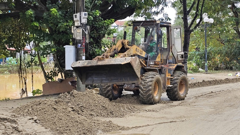 Hơn 8.000 người dọn dẹp bùn đất, rác thải, khắc phục hậu quả trận lũ lịch sử ở Huế- Ảnh 15. Hơn 8.000 người dọn dẹp bùn đất, rác thải, khắc phục hậu quả trận lũ lịch sử ở Huế- Ảnh 15.