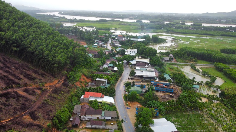 Lãnh đạo tỉnh Quảng Ngãi thị sát quả đồi sạt lở, tặng quà người dân ở nơi sơ tán- Ảnh 11. Lãnh đạo tỉnh Quảng Ngãi thị sát quả đồi sạt lở, tặng quà người dân ở nơi sơ tán- Ảnh 11.