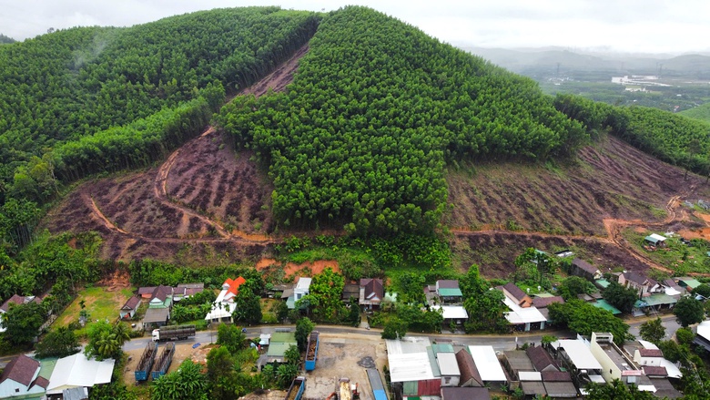 Lãnh đạo tỉnh Quảng Ngãi thị sát quả đồi sạt lở, tặng quà người dân ở nơi sơ tán- Ảnh 9. Lãnh đạo tỉnh Quảng Ngãi thị sát quả đồi sạt lở, tặng quà người dân ở nơi sơ tán- Ảnh 9.