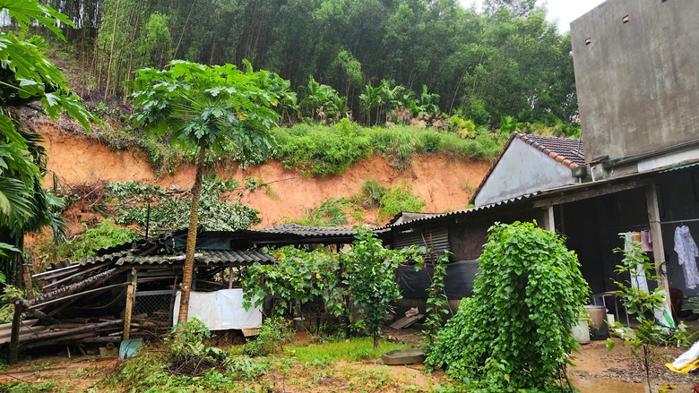 Tin tức mới nhất b&atilde;o số 13: Sạt lở nghi&ecirc;m trọng tại đ&egrave;o T&ocirc; Na tr&ecirc;n QL25- Ảnh 39.