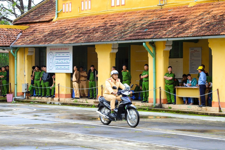 Đồng loạt tuy&ecirc;n truyền ATGT cho học sinh tại gần 60 trường ở L&acirc;m Đồng- Ảnh 3.