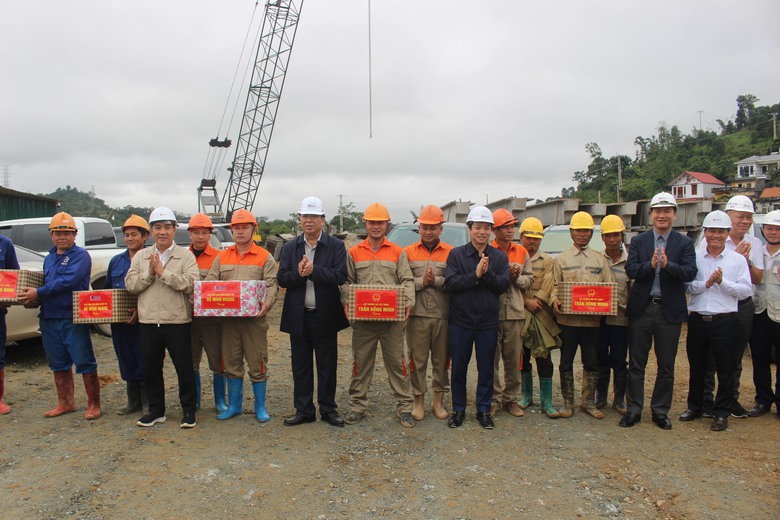Khắc phục khó khăn, thông tuyến cao tốc tại Cao Bằng và Lạng Sơn đúng hẹn 19/12- Ảnh 4. Khắc phục khó khăn, thông tuyến cao tốc tại Cao Bằng và Lạng Sơn đúng hẹn 19/12- Ảnh 4.
