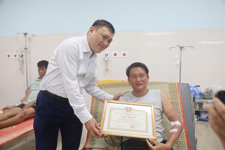 Khen thưởng những ngư d&acirc;n Quảng Ng&atilde;i dũng cảm vật lộn 48 giờ tr&ecirc;n biển cứu người- Ảnh 1.