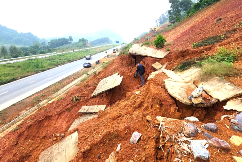 Ninh B&igrave;nh: Tuyến đường Đ&ocirc;ng - T&acirc;y gần 2.000 tỷ đồng sạt lở ta luy, cần sớm khắc phục- Ảnh 1.