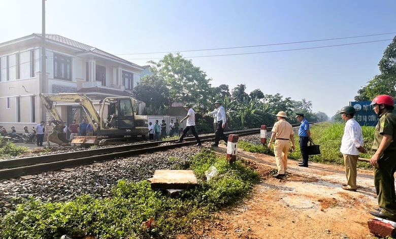 Quảng Trị: Đ&oacute;ng h&agrave;ng loạt lối đi tự mở qua đường sắt- Ảnh 2.