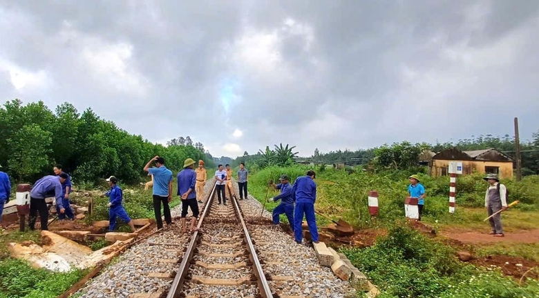 Quảng Trị: Đ&oacute;ng h&agrave;ng loạt lối đi tự mở qua đường sắt- Ảnh 1.