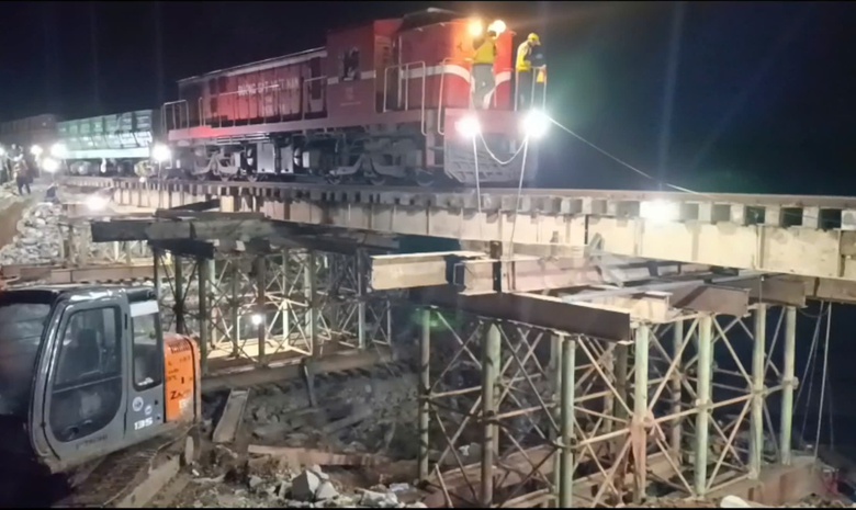 Th&ocirc;ng tuyến đường sắt Bắc - Nam: T&agrave;u thử tải chạy th&agrave;nh c&ocirc;ng qua khu vực sạt lở- Ảnh 1.