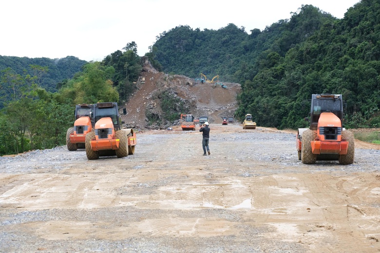 Khắc phục khó khăn, thông tuyến cao tốc tại Cao Bằng và Lạng Sơn đúng hẹn 19/12- Ảnh 6. Khắc phục khó khăn, thông tuyến cao tốc tại Cao Bằng và Lạng Sơn đúng hẹn 19/12- Ảnh 6.