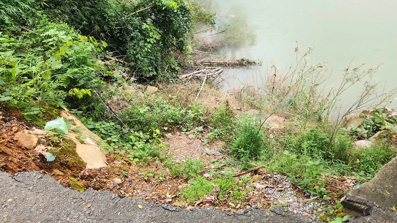 Sạt lở nghi&ecirc;m trọng tr&ecirc;n tuyến đường huyết mạch ở Quảng Ng&atilde;i- Ảnh 2.