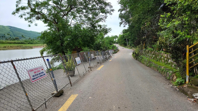 Sạt lở nghi&ecirc;m trọng tr&ecirc;n tuyến đường huyết mạch ở Quảng Ng&atilde;i- Ảnh 3.