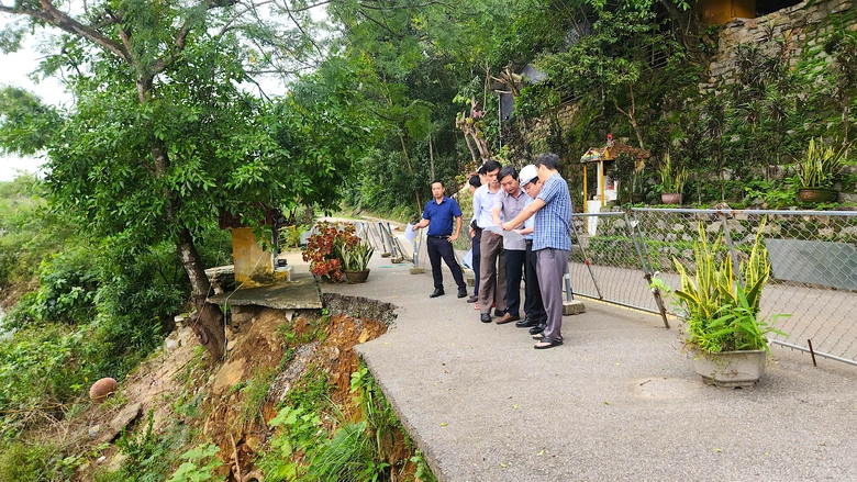 Sạt lở nghi&ecirc;m trọng tr&ecirc;n tuyến đường huyết mạch ở Quảng Ng&atilde;i- Ảnh 5.