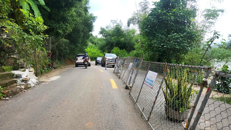 Sạt lở nghi&ecirc;m trọng tr&ecirc;n tuyến đường huyết mạch ở Quảng Ng&atilde;i- Ảnh 4.