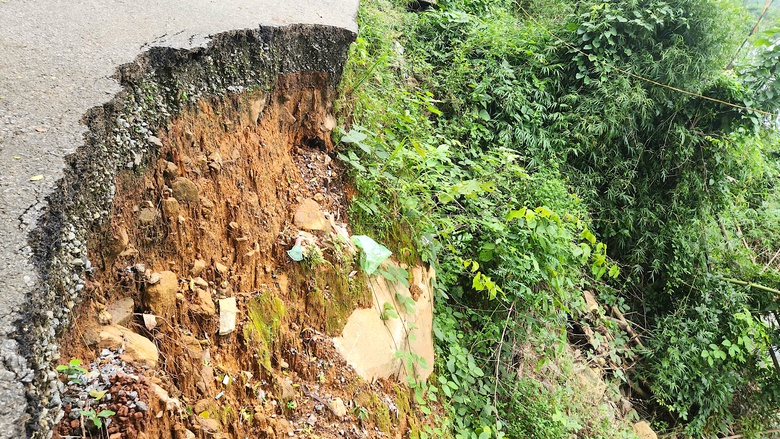Sạt lở nghi&ecirc;m trọng tr&ecirc;n tuyến đường huyết mạch ở Quảng Ng&atilde;i- Ảnh 8.