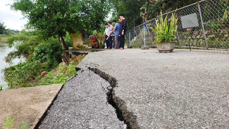 Sạt lở nghi&ecirc;m trọng tr&ecirc;n tuyến đường huyết mạch ở Quảng Ng&atilde;i- Ảnh 9.