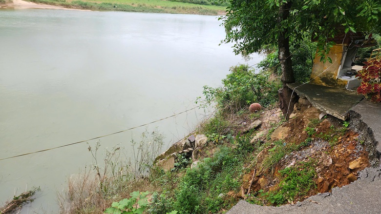 Sạt lở nghi&ecirc;m trọng tr&ecirc;n tuyến đường huyết mạch ở Quảng Ng&atilde;i- Ảnh 10.