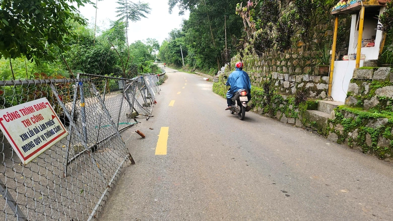 Sạt lở nghi&ecirc;m trọng tr&ecirc;n tuyến đường huyết mạch ở Quảng Ng&atilde;i- Ảnh 1.