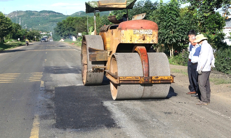 Thi c&ocirc;ng đảm bảo an to&agrave;n giao th&ocirc;ng đường Hồ Ch&iacute; Minh đoạn Quảng Ng&atilde;i - Gia Lai- Ảnh 2.