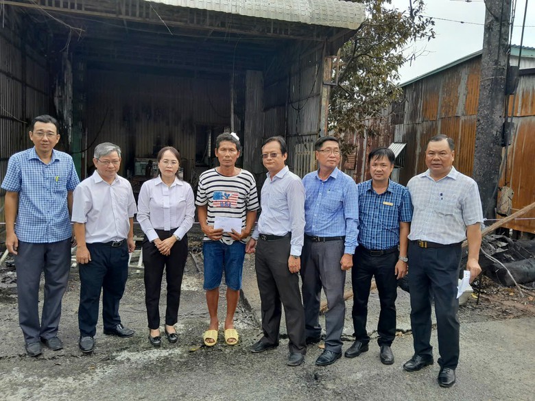 Đồng Tháp: Cháy trụ điện lan ra 6 căn nhà làm 2 người bị thương- Ảnh 1. Đồng Tháp: Cháy trụ điện lan ra 6 căn nhà làm 2 người bị thương- Ảnh 1.