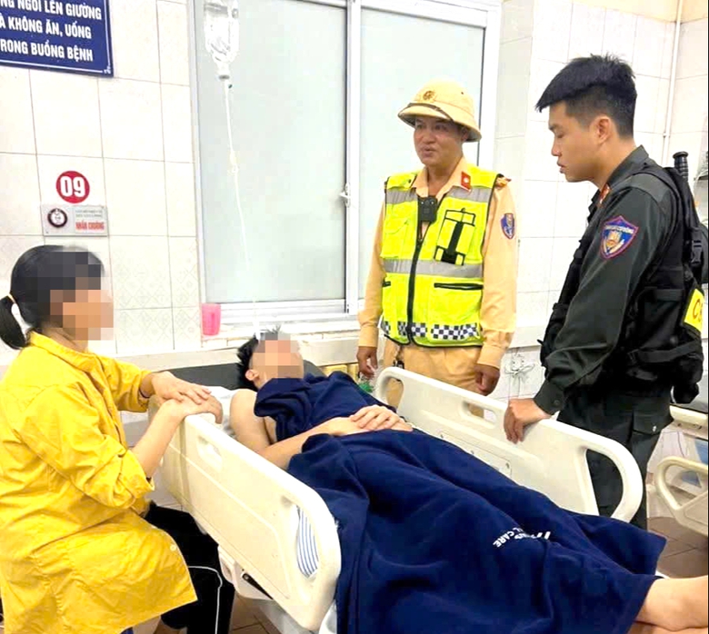 Ph&uacute; Thọ: Cảnh s&aacute;t giao th&ocirc;ng d&ugrave;ng xe chuy&ecirc;n dụng đưa người bị đột quỵ đi cấp cứu- Ảnh 2.