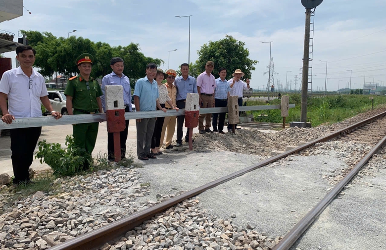 Quảng Ng&atilde;i: Điểm s&aacute;ng trong x&oacute;a lối đi tự mở qua đường sắt- Ảnh 2.