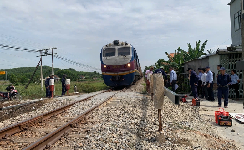 Quảng Ng&atilde;i: Điểm s&aacute;ng trong x&oacute;a lối đi tự mở qua đường sắt- Ảnh 1.