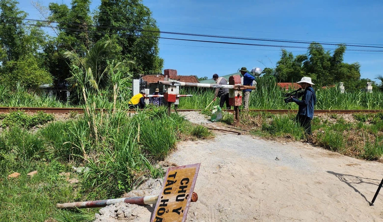 Quảng Ng&atilde;i: Điểm s&aacute;ng trong x&oacute;a lối đi tự mở qua đường sắt- Ảnh 3.