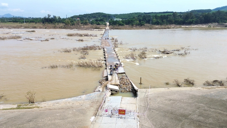 Quảng Ng&atilde;i: Người d&acirc;n liều m&igrave;nh băng qua cầu tr&agrave;n bị lũ cuốn tr&ocirc;i mặt b&ecirc; t&ocirc;ng- Ảnh 1.