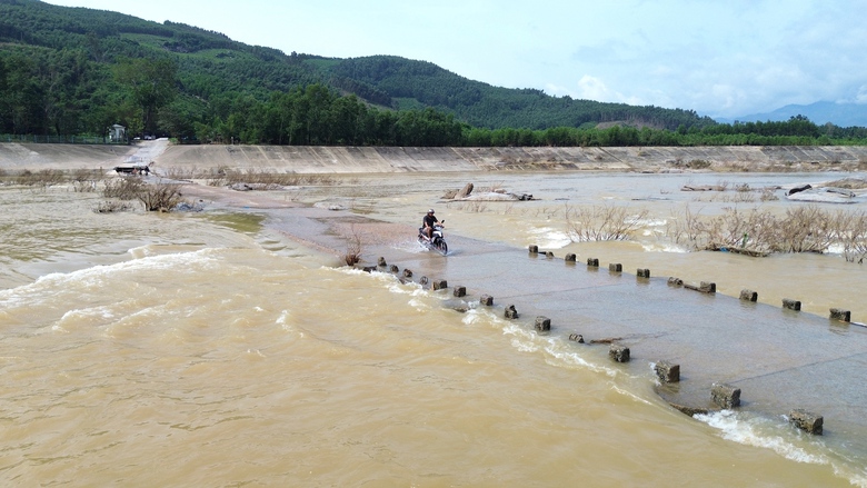Quảng Ng&atilde;i: Người d&acirc;n liều m&igrave;nh băng qua cầu tr&agrave;n bị lũ cuốn tr&ocirc;i mặt b&ecirc; t&ocirc;ng- Ảnh 10.